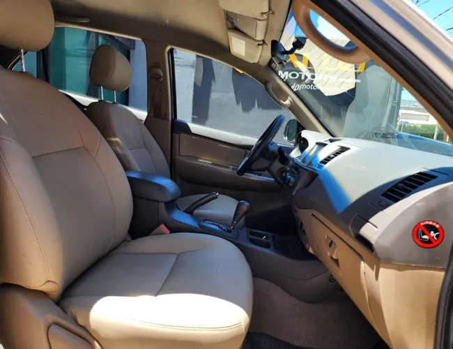 Imagem exterior do veículo Hilux Sw4 Sr 4X2 2.7/ 2.7 Flex 16V Aut. 2013 Hilux Sw4 Sr 4X2 2.7/ 2.7 Flex 16V Aut. 