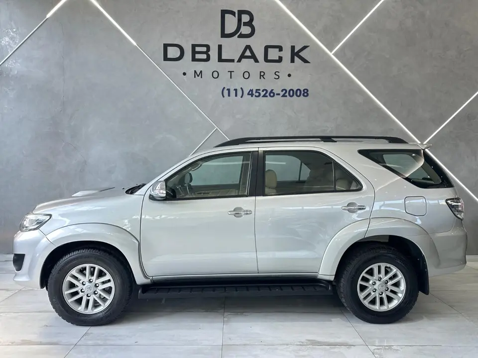 Toyota Hilux Sw4 — foto 1
