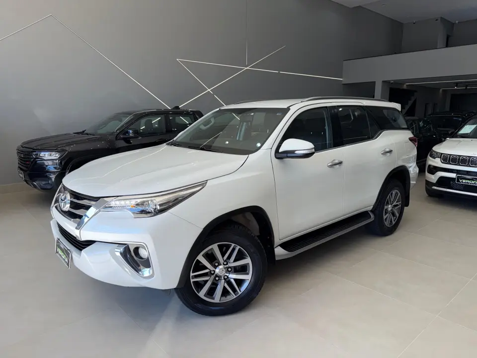 Toyota Hilux Sw4 — foto 1