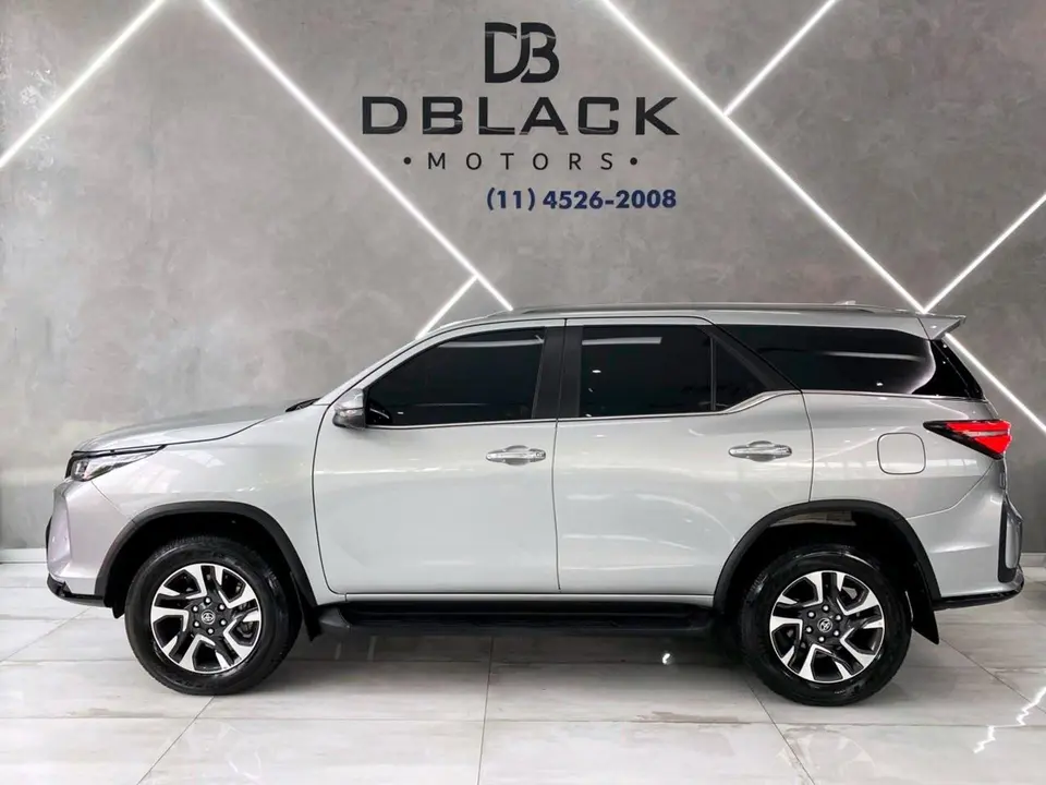 Toyota Hilux Sw4 — foto 1