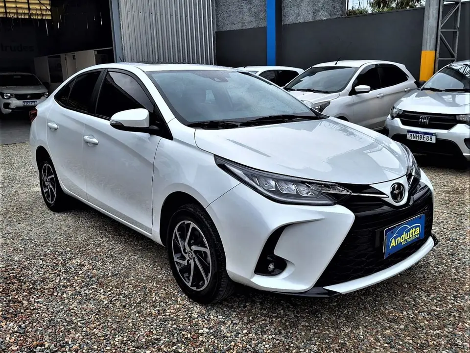 Toyota Yaris Sedan — foto 1