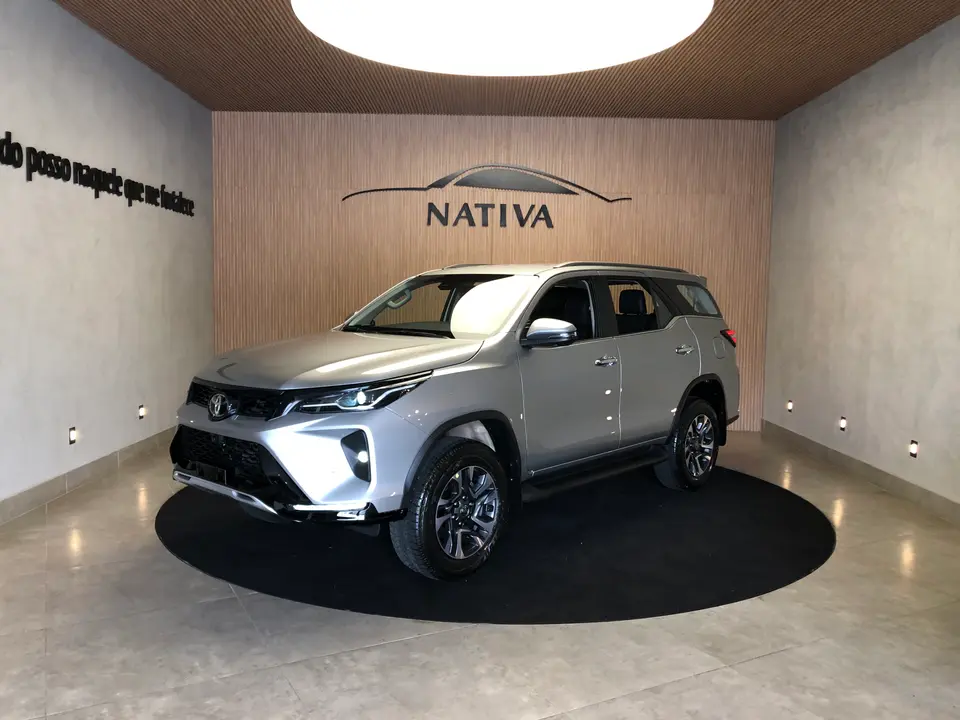 Toyota Hilux Sw4 — foto 1